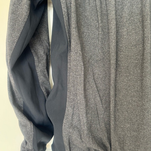 LULULEMON Jacket Full Zip Grey Reversible Long Sleeves Thumb Holes Ruched Sz 6 - Picture 10 of 16